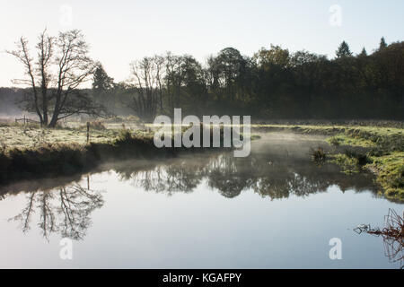 Frosty Landschaft des Flusses Wey bei Thundry Wiesen in Surrey, UK, im November. Ein schöner Tag in der englischen Landschaft. Stockfoto