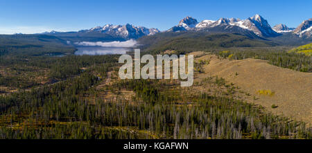 Herbstfarben in der Sawtooth National Forest mit Nebel auf rotbarsch See Stockfoto