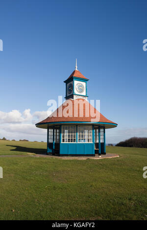 Clock Tower und Tierheim auf der greensward in Frinton-on-sea, Essex, England Stockfoto