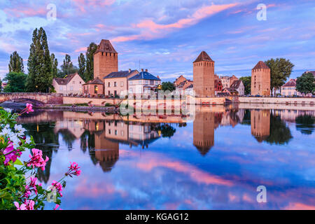 Straßburg, Elsass, Frankreich. mittelalterliche Brücke Ponts Couverts und Barrage Vauban. Stockfoto