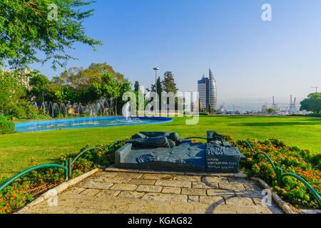 Haifa, Israel - 27. Oktober 2017: Blick auf hazikaron (Memorial) Garten, mit Besuchern, in Haifa, Israel Stockfoto