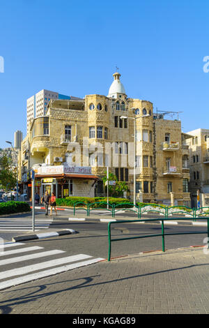 Haifa, Israel - 27. Oktober 2017: historische Häuser in gemischten arabischen und internationalen (Bauhaus) Stil, mit Einheimischen und Besuchern, in Haifa, Israel Stockfoto