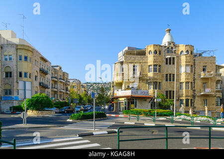 Haifa, Israel - 27. Oktober 2017: historische Häuser in gemischten arabischen und internationalen (Bauhaus) Stil, mit Einheimischen und Besuchern, in Haifa, Israel Stockfoto