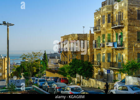 Haifa, Israel - 27. Oktober 2017: historische Häuser in gemischten arabischen und internationalen (Bauhaus) Stil, mit dem Mittelmeer, Einheimische und Besucher, Stockfoto