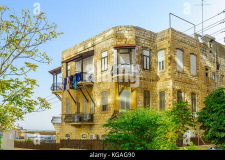 Haifa, Israel - 27. Oktober 2017: historische Häuser in gemischten arabischen und internationalen (Bauhaus) Stil, mit Einheimischen und Besuchern, in Haifa, Israel Stockfoto