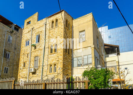 Haifa, Israel - 27. Oktober 2017: historische Häuser in gemischten arabischen und internationalen (Bauhaus) Stil, mit Einheimischen und Besuchern, in Haifa, Israel Stockfoto