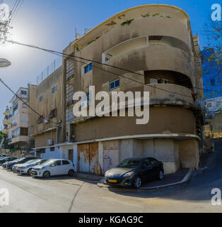 Haifa, Israel - 27. Oktober 2017: historische Häuser in gemischten arabischen und internationalen (Bauhaus) Stil, mit Einheimischen und Besuchern, in Haifa, Israel Stockfoto