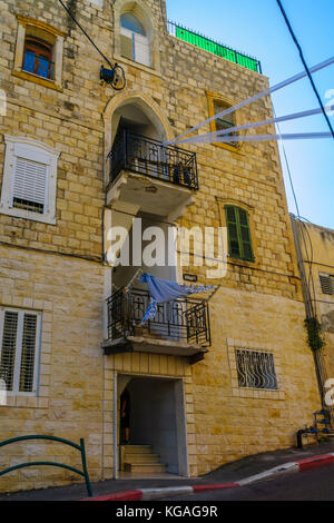 Haifa, Israel - 27. Oktober 2017: historische Häuser in gemischten arabischen und internationalen (Bauhaus) Stil, mit Einheimischen und Besuchern, in Haifa, Israel Stockfoto