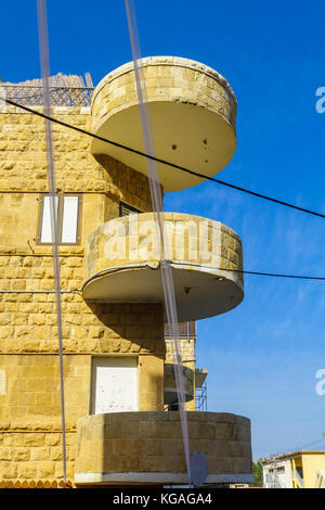 Haifa, Israel - 27. Oktober 2017: historische Häuser in gemischten arabischen und internationalen (Bauhaus) Stil, mit Einheimischen und Besuchern, in Haifa, Israel Stockfoto