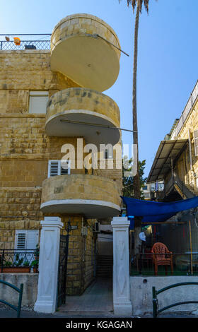 Haifa, Israel - 27. Oktober 2017: historische Häuser in gemischten arabischen und internationalen (Bauhaus) Stil, mit Einheimischen und Besuchern, in Haifa, Israel Stockfoto