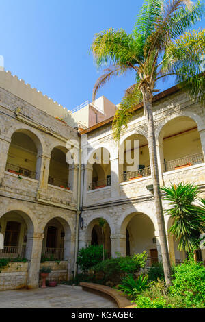 Haifa, Israel - 27. Oktober 2017: Der Hof des heiligen Herzen (Sacre Coeur) Kloster, dienen jetzt als religiöse Hospiz, in Haifa, Israel Stockfoto