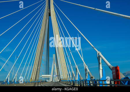 Blick auf Rio Antirio Bridge, eine der längsten Kabel Brücken der Welt und den Golf von Korinth überquert und links die Stadt Rio mit antirio. Stockfoto