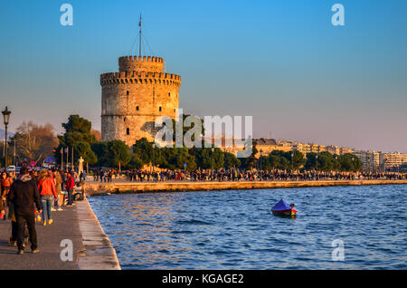 Weißen Turm das Wahrzeichen von Thessaloniki - Nikis Avenue sehr überfüllt. Stockfoto