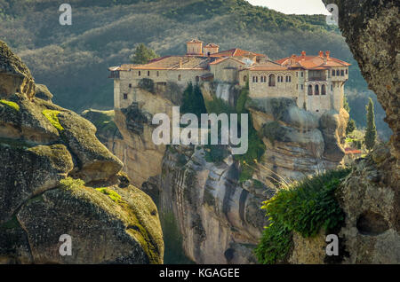 Meteora, dieses einzigartige geologische Erscheinung ist in Kalampáka gelegen. Die atemberaubende Landschaft und das Bedürfnis der Menschen näher zu Gott zu kommen zieht Stockfoto