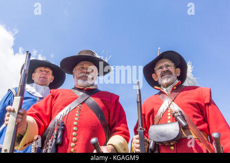 Alte schwedische Soldaten aus den 1600er Jahren mit einem Gewehr während einer Schlacht in Dänemark am 21. Mai 2017 Stockfoto