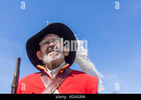 Alter schwedischer Soldat aus den 1600er Jahren mit einem Gewehr während einer Schlacht in Dänemark am 21. Mai 2017 Stockfoto