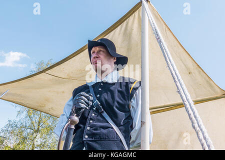 Schwedische Soldaten aus den 1600er Jahren vor einer Hütte, Dänemark, 21. Mai 2017 Stockfoto