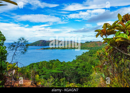 Wanderungen durch den Dschungel zwischen den paradiesischen Stränden Anse Lazio und Anse Georgette, Praslin, Seychellen. Überblick von oben auf einem Berg... Stockfoto