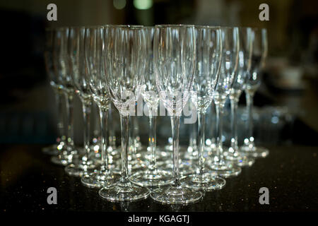 Gruppe von leeren Champagner Gläser. leere Gläser im Restaurant. Stockfoto