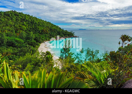 Wanderungen durch den Dschungel zwischen den paradiesischen Stränden Anse Lazio und Anse Georgette, Praslin, Seychellen. Panorama Übersicht von der Spitze eines Berges Stockfoto