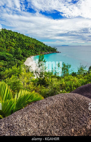 Wanderungen durch den Dschungel zwischen den paradiesischen Stränden Anse Lazio und Anse Georgette, Praslin, Seychellen. Panorama Übersicht von der Spitze eines Berges Stockfoto