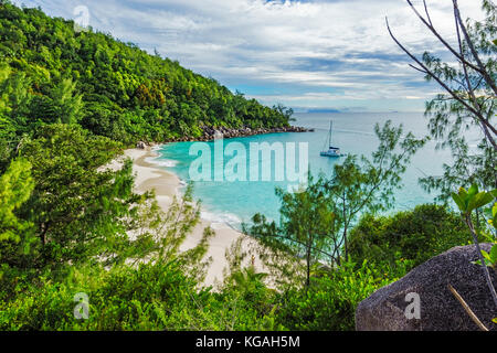 Wanderungen durch den Dschungel zwischen den paradiesischen Stränden Anse Lazio und Anse Georgette, Praslin, Seychellen. Panorama Übersicht von der Spitze eines Berges Stockfoto