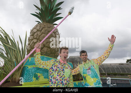 Bild: Essen Architekten sam Bompas und parr harry Kew Gardens startet Summer Festival "The Incredibles" mit "tutti frutti Bootfahren Erfahrung' auf Palm House Teich entworfen von bompas & Parr, ein 'bouncy Karotte patch' und 'Alice im Wunderland' inspirierte Tea Party im Rosengarten. Das Festival läuft von 25. Mai bis 3. November 2013, Bootfahrt endet am 1. September. Stockfoto