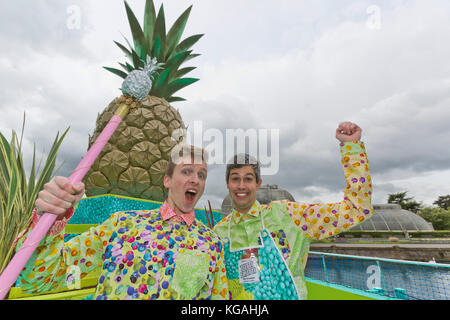 Im Bild: Die Food-Architekten Sam Bompas und Harry Parr Kew Gardens starten das Sommerfestival „Incredibles“ mit einem „Tutti Frutti Bootserlebnis“ am Palm House Pond, entworfen von Bompas & Parr, einem „Bouncy Carrot Patch“ und einer „Alice im Wunderland“-inspirierten Teeparty im Rose Garden. Das Festival findet vom 25. Mai bis 3. November 2013 statt, die Bootstouren enden am 1. September. Stockfoto