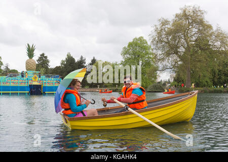 Kew Gardens startet das Sommerfestival „Incredibles“ mit einem „Tutti Frutti Boating Experience“ am Palm House Pond, entworfen von Bompas & Parr, einem „Bouncy Carrot Patch“ und einer „Alice im Wonderland“-inspirierten Teeparty im Rosengarten. Das Festival findet vom 25. Mai bis 3. November 2013 statt, die Bootstouren enden am 1. September. Stockfoto