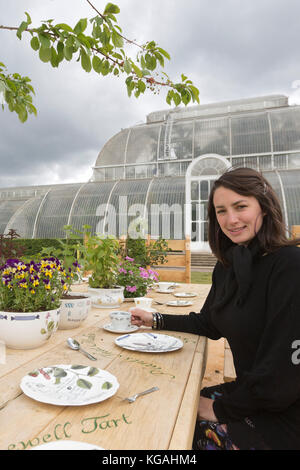 Im Bild: Teeparty im Rosengarten mit Designer Kirsti Davies. Kew Gardens startet das Sommerfestival „Incredibles“ mit einem „Tutti Frutti Boating Experience“ am Palm House Pond, entworfen von Bompas & Parr, einem „Bouncy Carrot Patch“ und einer „Alice im Wonderland“-inspirierten Teeparty im Rosengarten. Das Festival findet vom 25. Mai bis 3. November 2013 statt, die Bootstouren enden am 1. September. Stockfoto