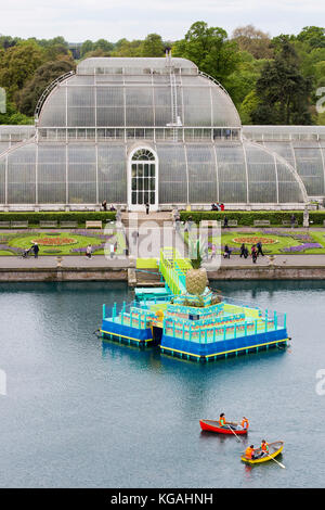 Im Bild: Hochwinkelblick auf den Palm House Pond mit der „schwimmenden Ananasinsel“. Kew Gardens startet das Sommerfestival „Incredibles“ mit einem „Tutti Frutti Boating Experience“ am Palm House Pond, entworfen von Bompas & Parr, einem „Bouncy Carrot Patch“ und einer „Alice im Wonderland“-inspirierten Teeparty im Rosengarten. Das Festival findet vom 25. Mai bis 3. November 2013 statt, die Bootstouren enden am 1. September. Stockfoto