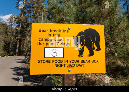 Tragen Warnung Schild am Eingang der Lodgepole Campground im Sequoia Nationalpark Stockfoto