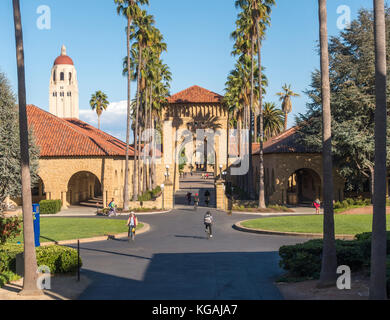 Stanford University Tore zu den wichtigsten Quad auf der Ost-West-Achse. Lomita Mall im Vordergrund und Hoover Tower links im Hintergrund. Stockfoto