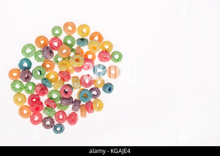 Froot Loops Getreide auf weißem Hintergrund Stockfoto