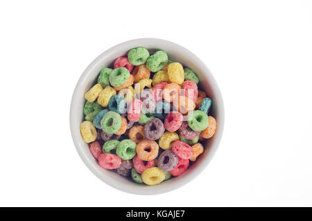 Schüssel von Kellogg's Froot Loops cereal von oben auf weißem Hintergrund Stockfoto