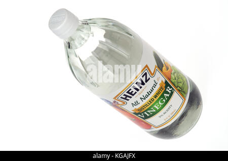 Heinz destillierten weißen Essig Flasche auf weißem Hintergrund Stockfoto