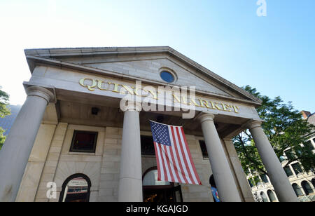 Quincy Market oder Faneuil Hall in Boston, Massachusetts, ist ein Ziel in der Stadt mit der amerikanischen Flagge Stockfoto