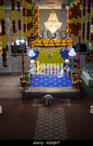 Eine einzelne Anbeter in der Baba Makhan Shah Lobana Sikh Center auf 101 Avenue in Richmone Hill, Queens, New York City Stockfoto