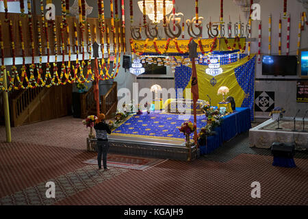 Eine einzelne Anbeter in der Baba Makhan Shah Lobana Sikh Center auf 101 Avenue in Richmone Hill, Queens, New York City Stockfoto