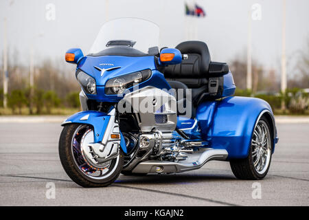 KHABAROWSK, RUSSLAND - 3. Mai 2017: Handmontierte dreirädrige Honda Trake-Motorräder auf ebenem Untergrund in Khabarowsk am 3. Mai 2017 Stockfoto