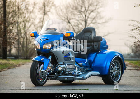KHABAROWSK, RUSSLAND - 3. Mai 2017: Handmontierte dreirädrige Honda Trake-Motorräder auf ebenem Untergrund in Khabarowsk am 3. Mai 2017 Stockfoto