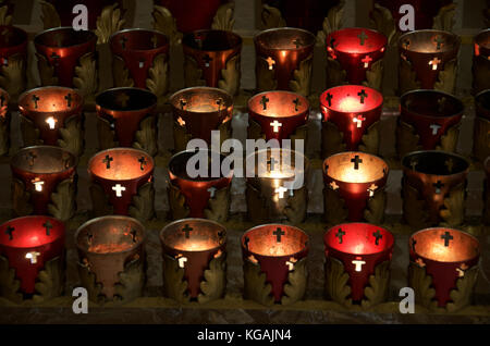 Kerzen in der Kirche Stockfoto