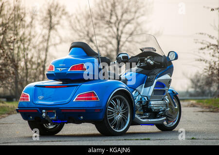 KHABAROWSK, RUSSLAND - 3. Mai 2017: Handmontierte dreirädrige Honda Trake-Motorräder auf ebenem Untergrund in Khabarowsk am 3. Mai 2017 Stockfoto