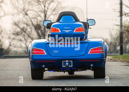 KHABAROWSK, RUSSLAND - 3. Mai 2017: Handmontierte dreirädrige Honda Trake-Motorräder auf ebenem Untergrund in Khabarowsk am 3. Mai 2017 Stockfoto