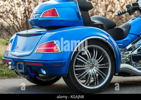 KHABAROWSK, RUSSLAND - 3. Mai 2017: Handmontierte dreirädrige Honda Trake-Motorräder auf ebenem Untergrund in Khabarowsk am 3. Mai 2017 Stockfoto