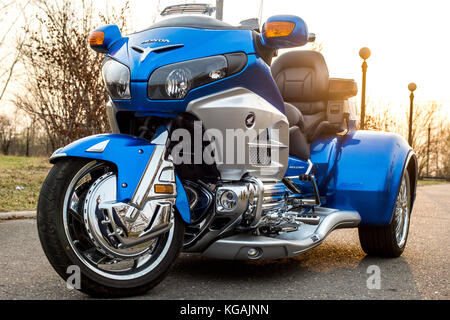 KHABAROWSK, RUSSLAND - 3. Mai 2017: Handmontierte dreirädrige Honda Trake-Motorräder auf ebenem Untergrund in Khabarowsk am 3. Mai 2017 Stockfoto