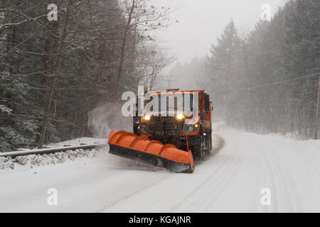 Löscht ein schneepflug die Straße, wie es in Vermont schneit. Stockfoto