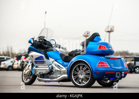 KHABAROWSK, RUSSLAND - 3. Mai 2017: Handmontierte dreirädrige Honda Trake-Motorräder auf ebenem Untergrund in Khabarowsk am 3. Mai 2017 Stockfoto