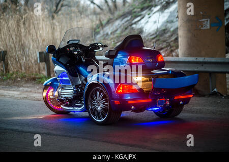 KHABAROWSK, RUSSLAND - 3. Mai 2017: Handmontierte dreirädrige Honda Trake-Motorräder auf ebenem Untergrund in Khabarowsk am 3. Mai 2017 Stockfoto