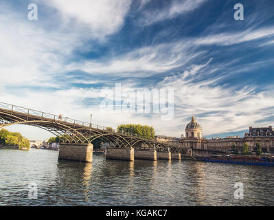 Paris, Frankreich an einem sonnigen Sommertag. schöne Reise Hintergrund mit Pont des Arts und academie Francaise. Stockfoto